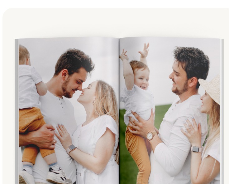 Otwarta fotoksiążka ze zdjęciami